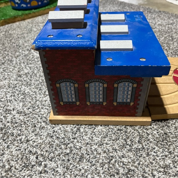 Toys R Us Engine House Doors Open Engine Thomas Compatible As Is** - Picture 4 of 6